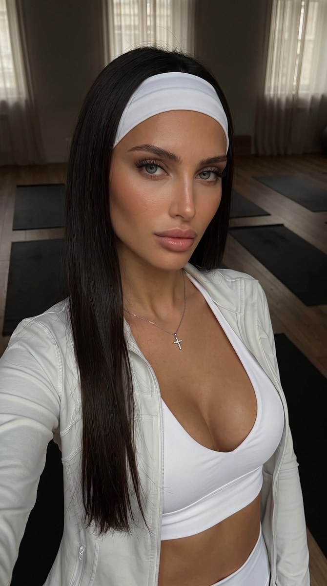 Sporty-Chic Yoga Studio Selfie