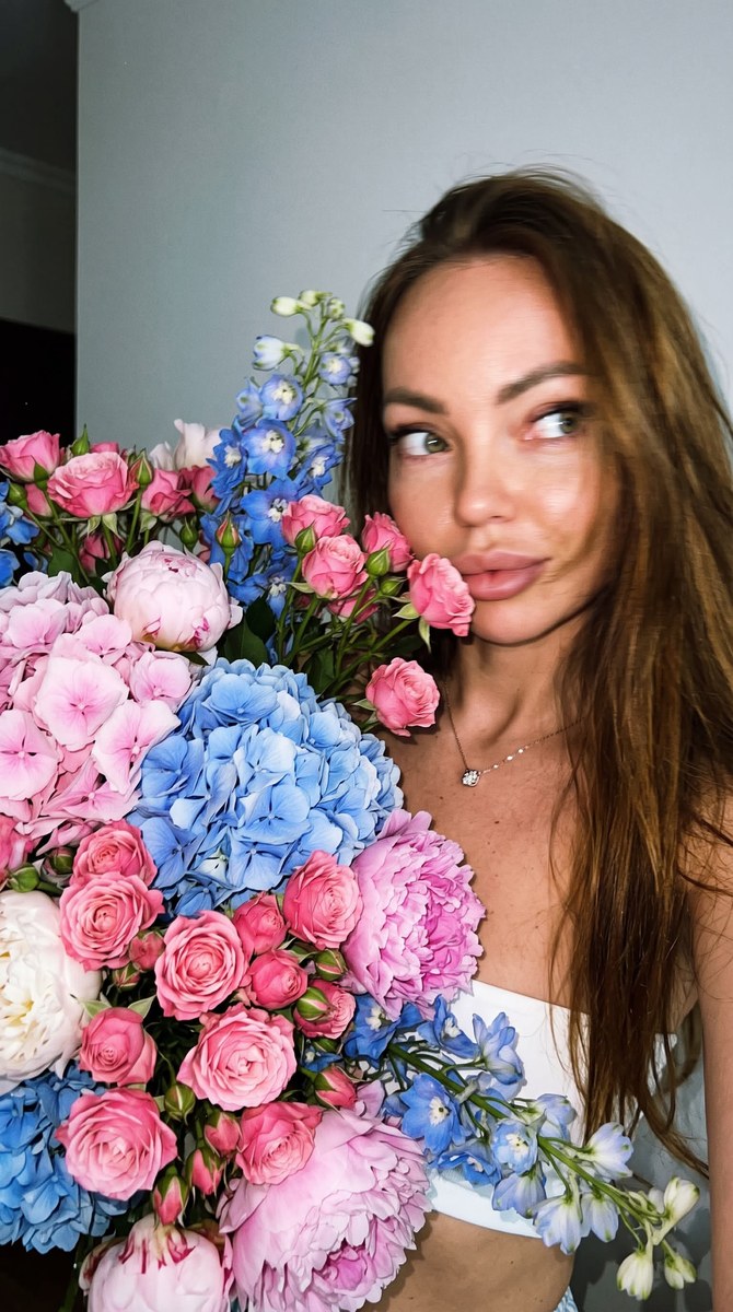 Bouquet Selfie with Warm Film Grain output 2