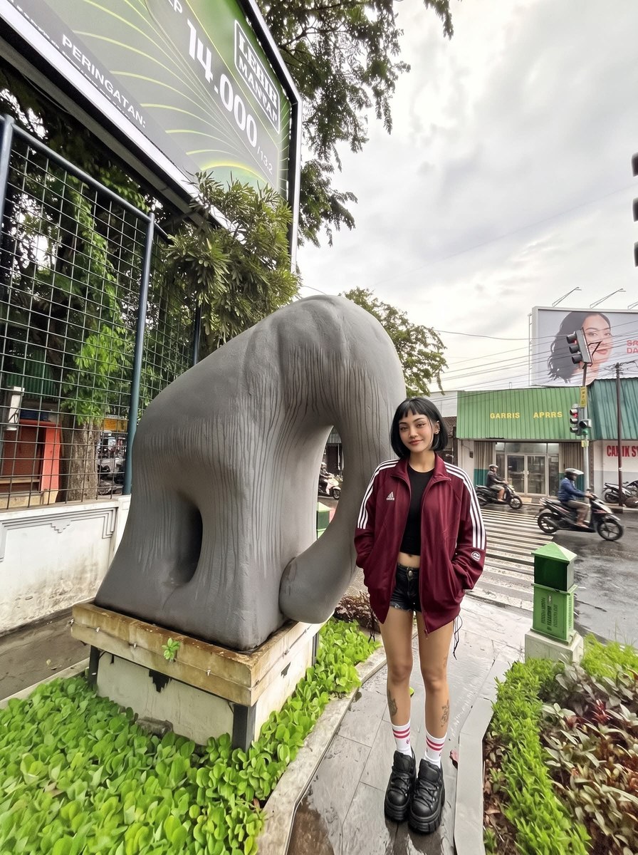 Group Photo with One Billion and an Elephant output 10