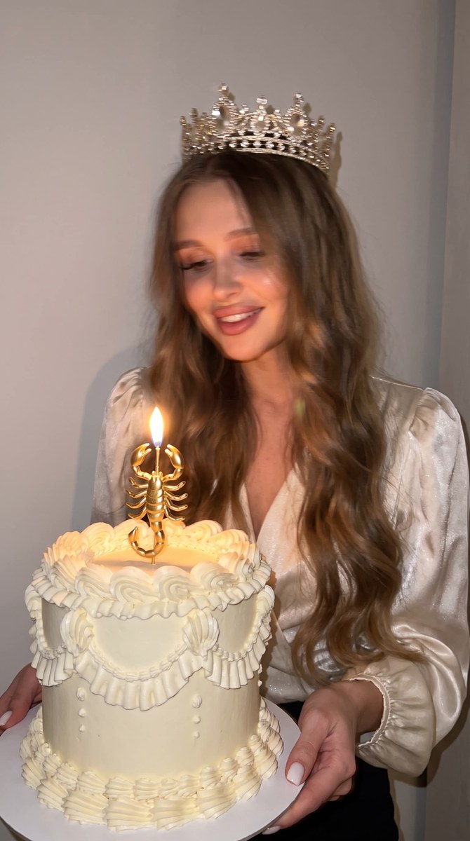 Motion-Blurry Smartphone Portrait with a Scorpion Cake