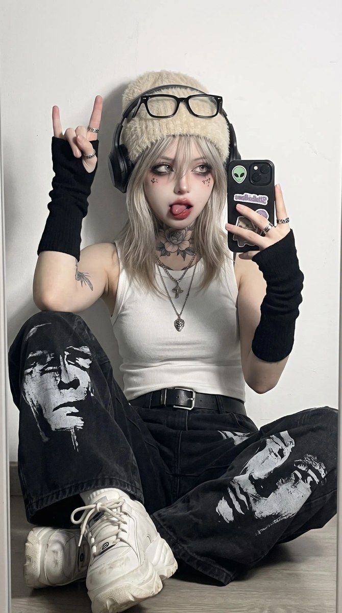 Lo-Fi Alternative-Fashion Mirror Selfie output 3