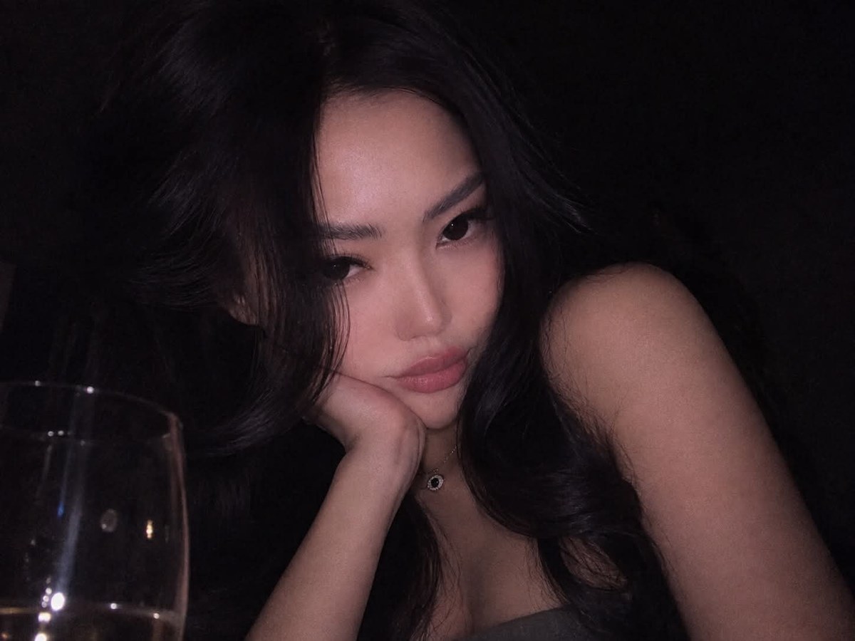 Low-Light Glamour Selfie Portrait