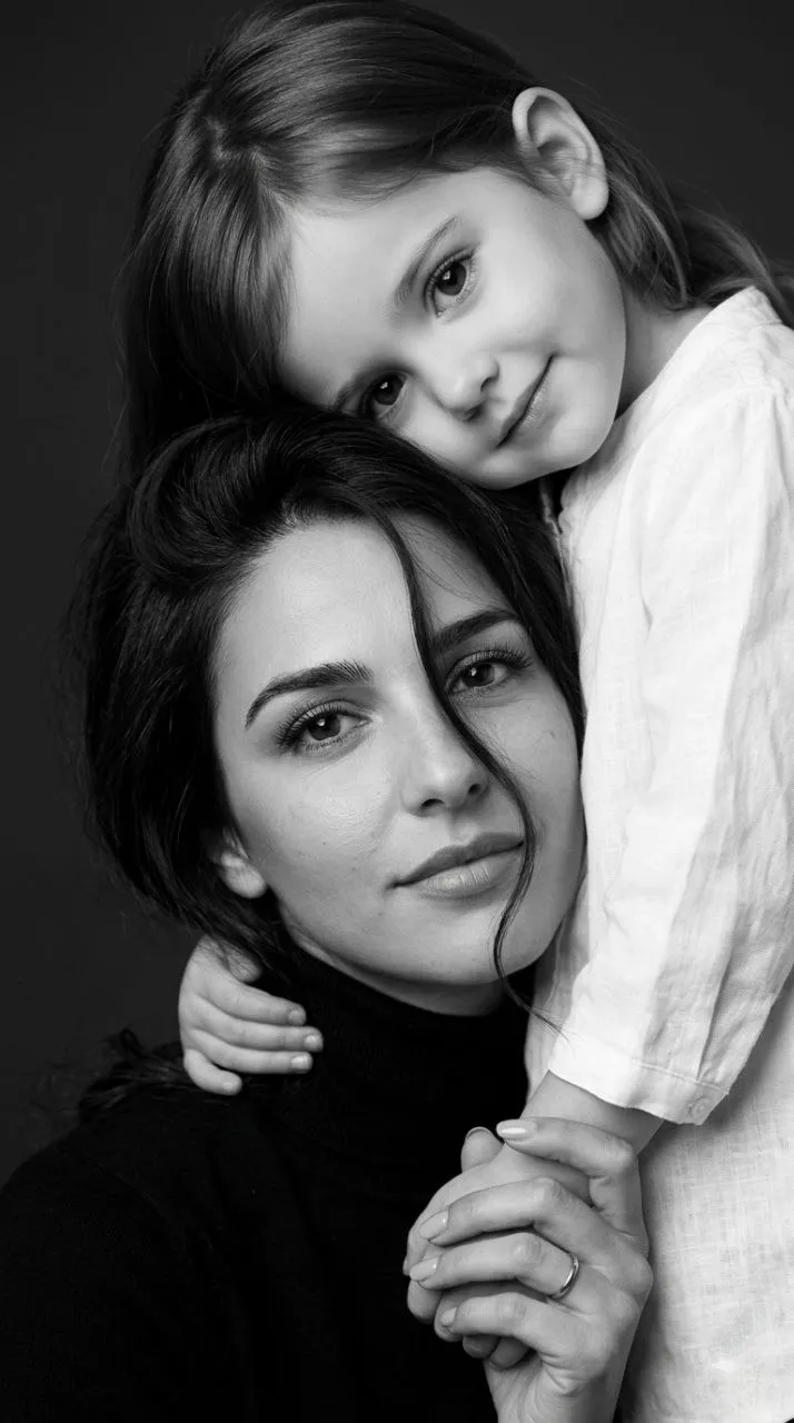 Black-and-White Mother and Child Flash Portrait output 2