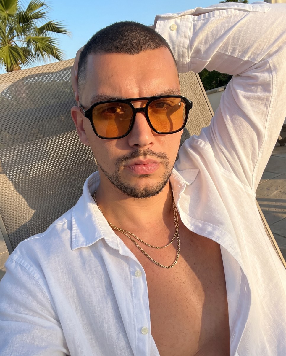 Sunny Palm-Tree Vacation Selfie output 3