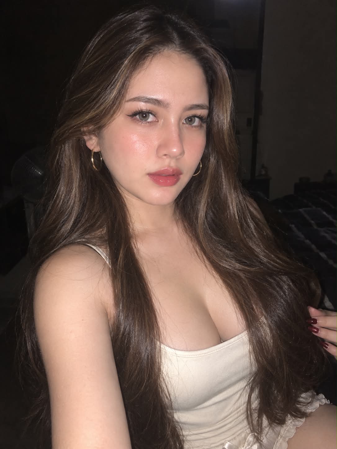 Direct-Flash Glam Beauty Portrait output 1