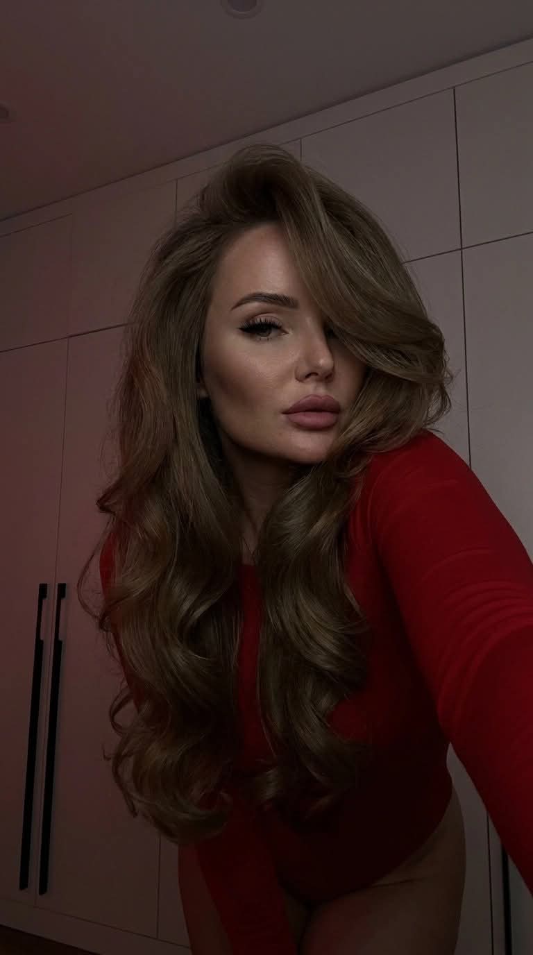 Dark Red-Lit Glamour Selfie