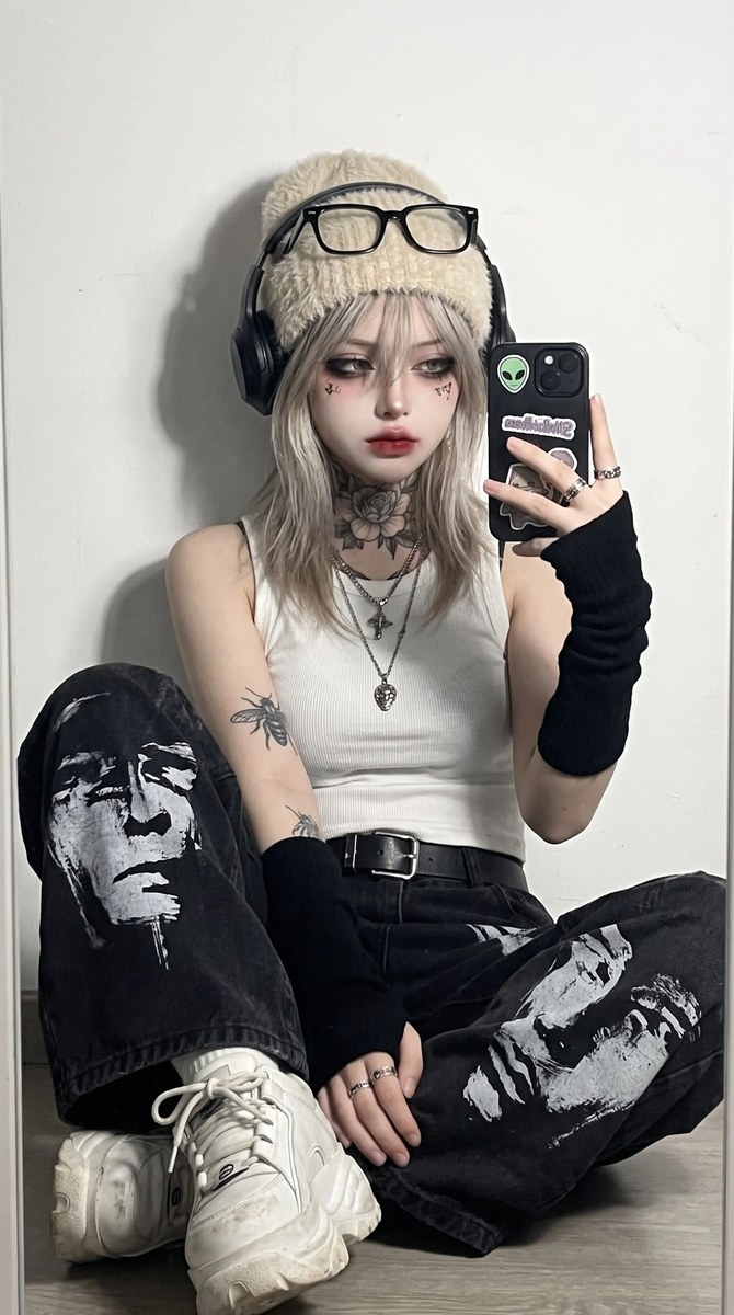 Lo-Fi Alternative-Fashion Mirror Selfie