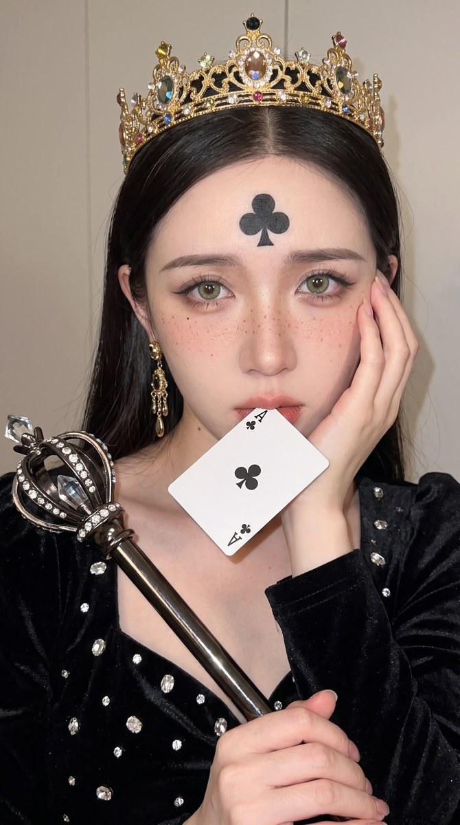 Dark Fairy-Tale Queen Smartphone Portrait