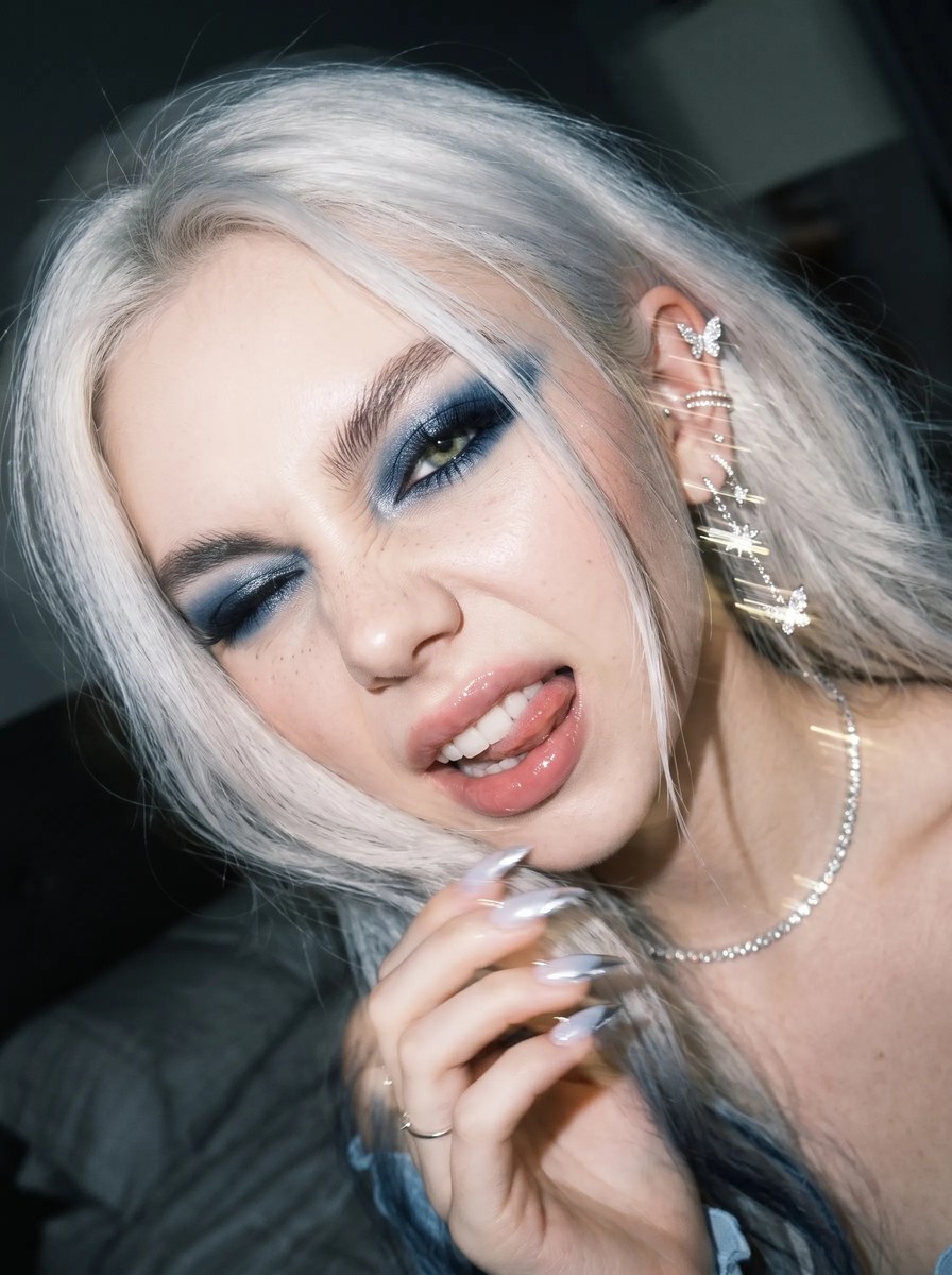 Icy Blue Flash-Fashion Portrait output 7