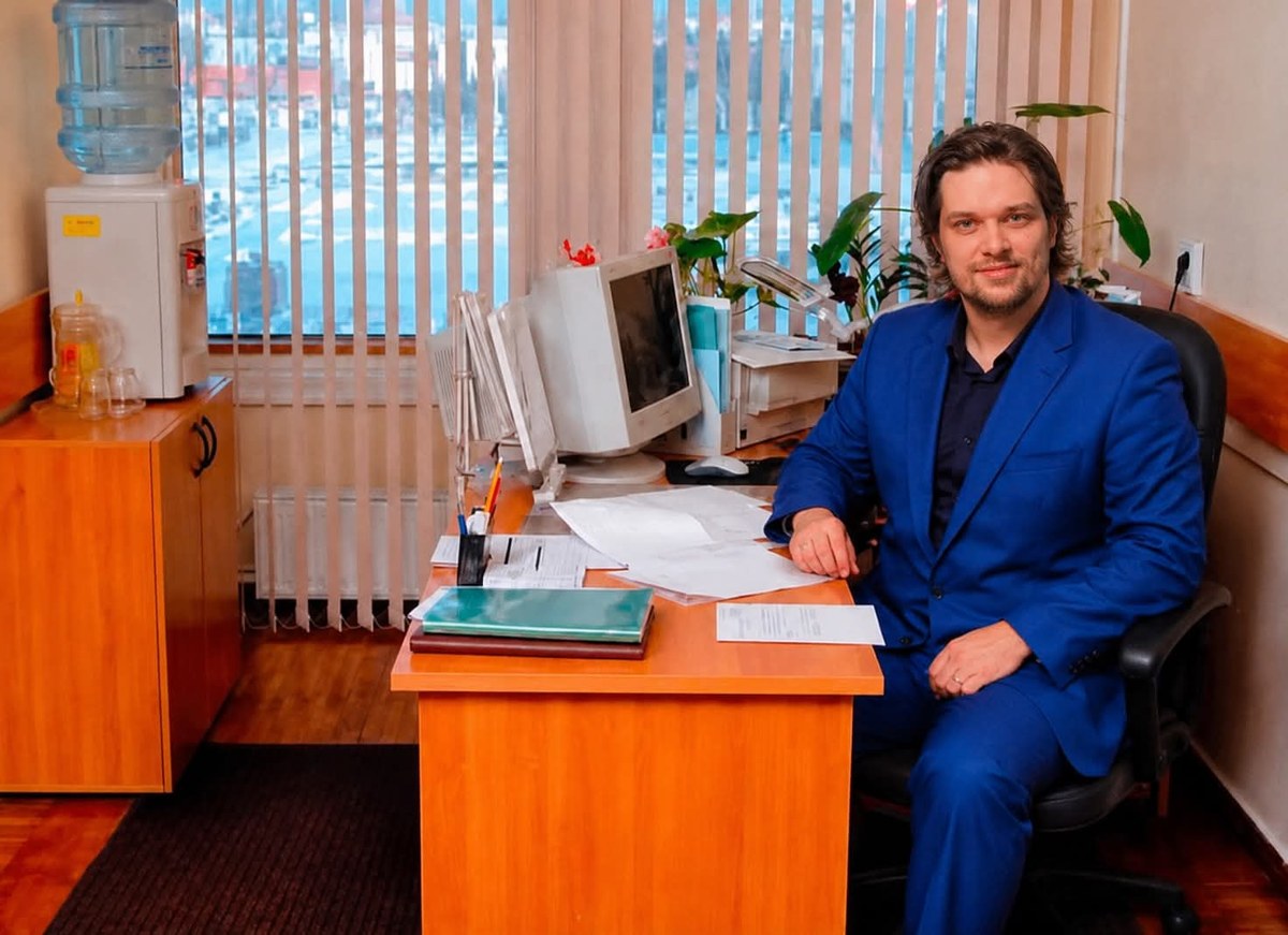 Blend a Portrait into an Early-2000s Office Photo output 2