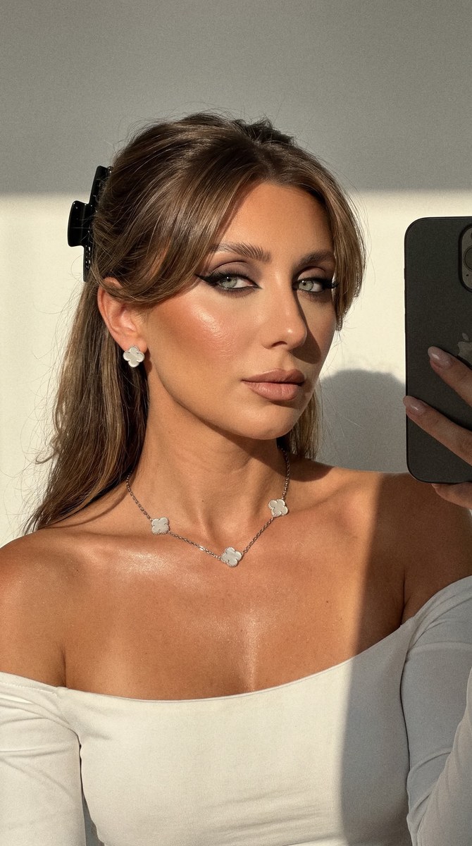 Glamorous Golden-Hour Smartphone Selfie