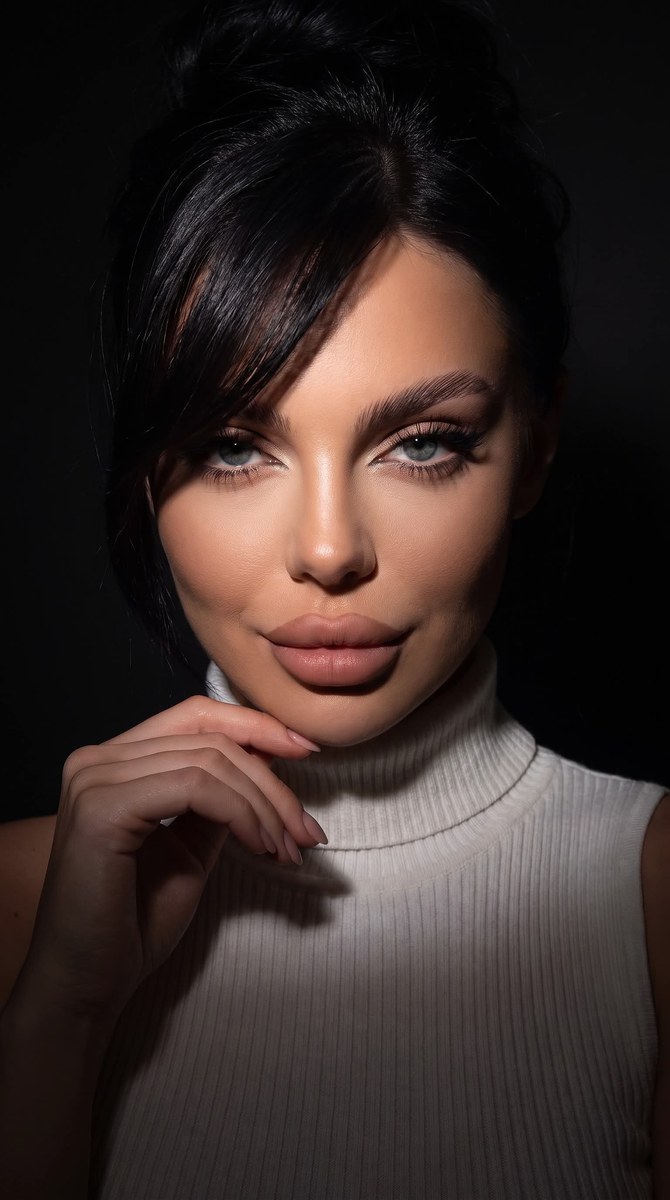 Dramatic Close-Up Portrait with a Narrow Band of Light output 2