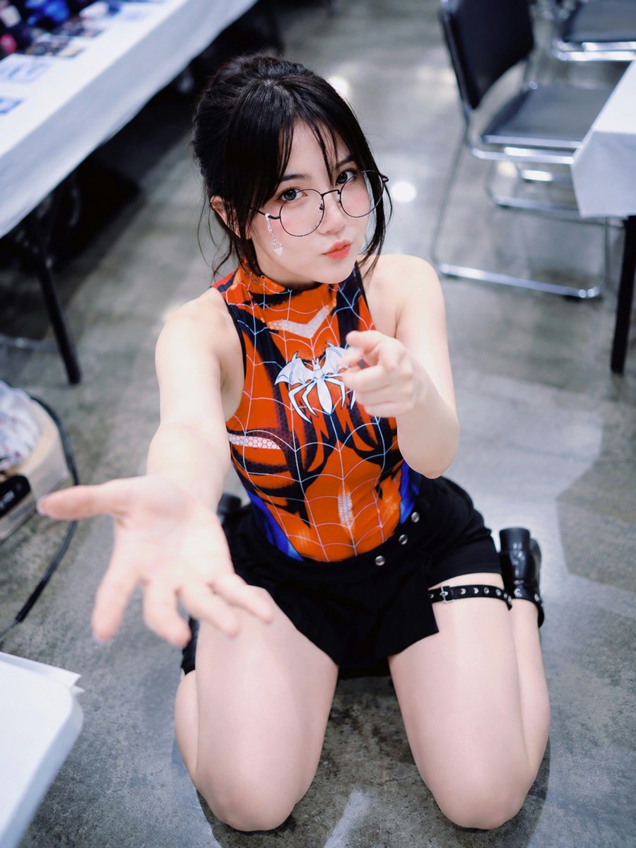 Solitary Web: The Girl Beyond the Crowd output 4