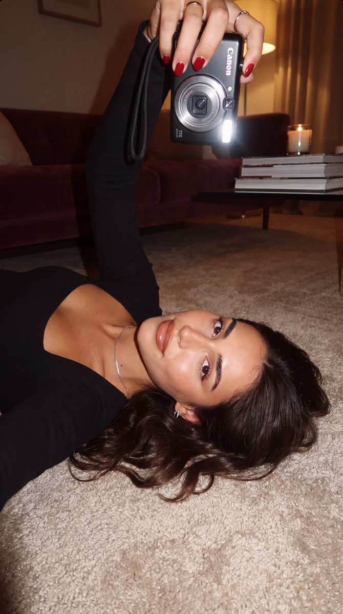 Direct-Flash Carpet Selfie