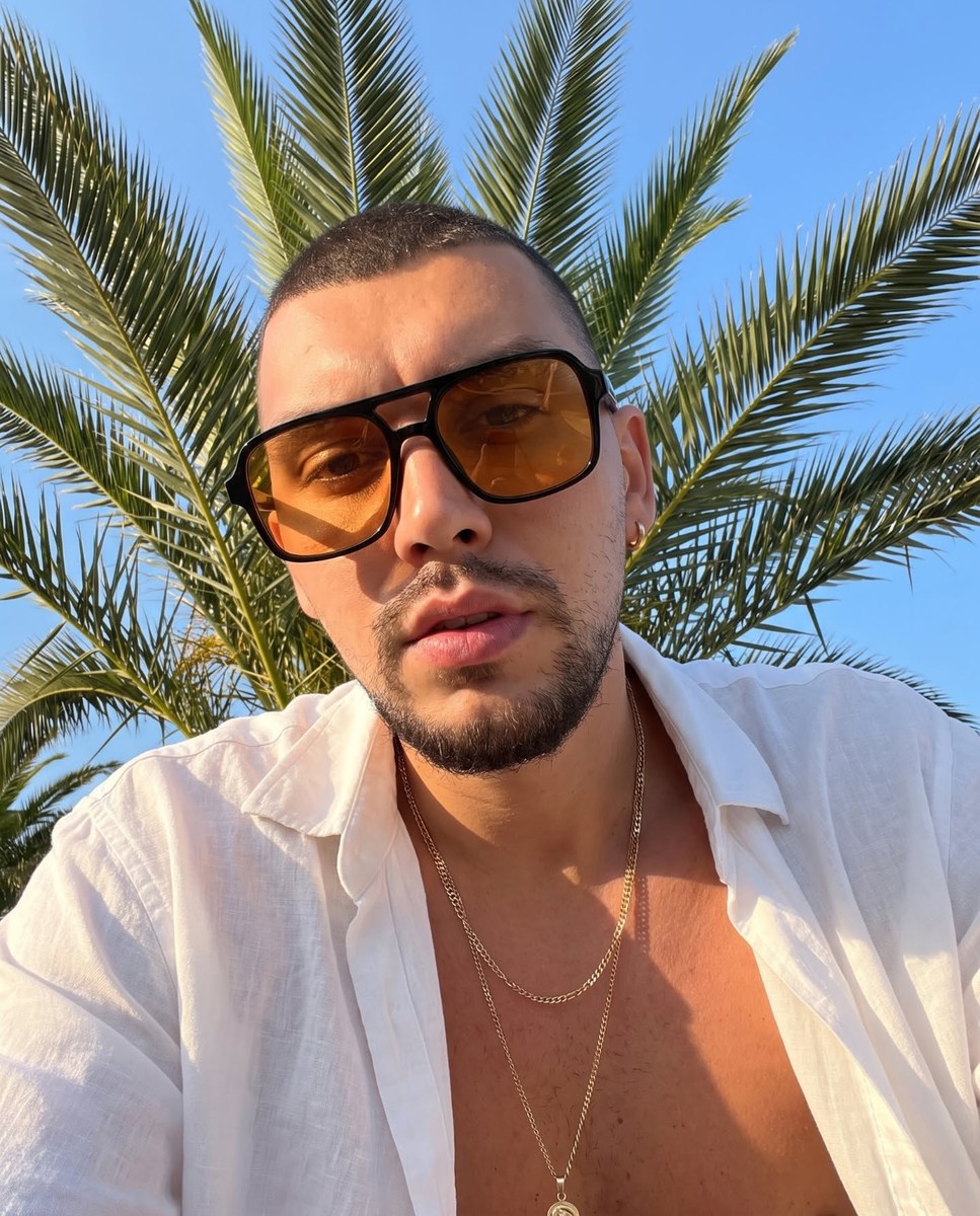 Sunny Palm-Tree Vacation Selfie output 1