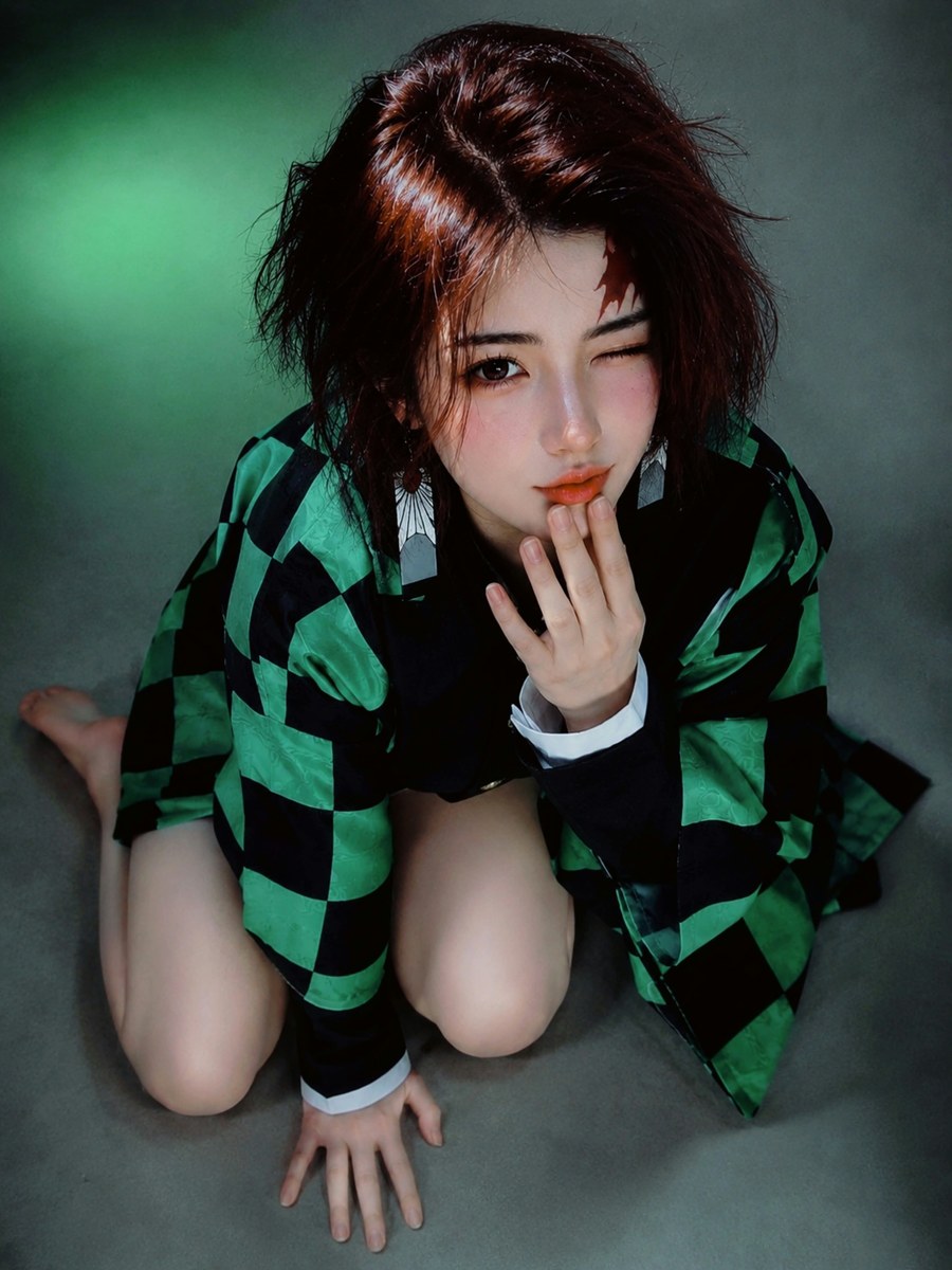 Solitary Emerald Sentinel Cosplay Portrait output 8