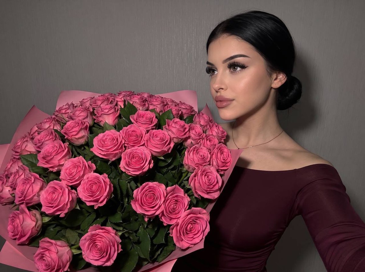 Close Selfie with 101 Pink Roses