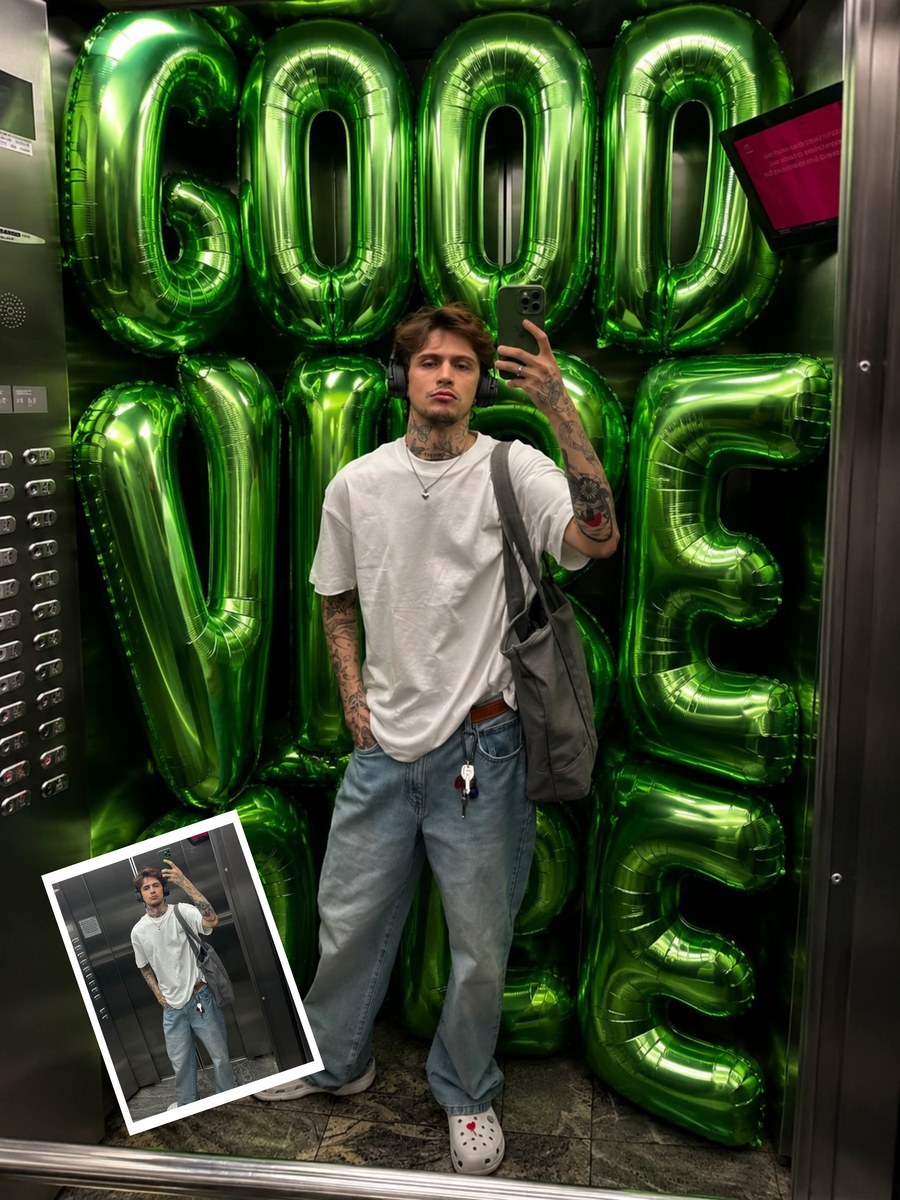Luxury Mirror Selfie with Oversized Foil Balloons output 3