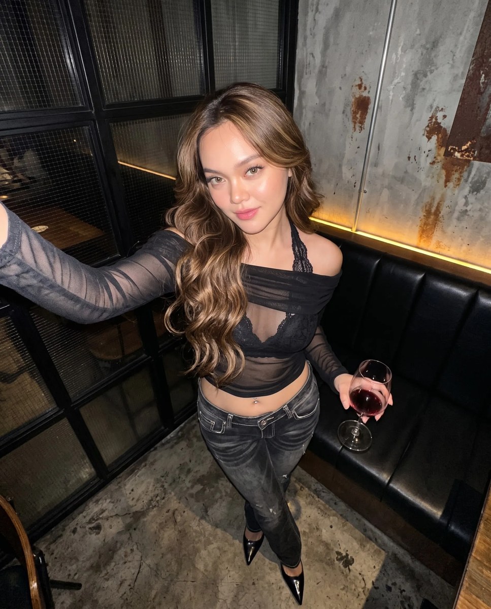 Direct-Flash Nightlife Portrait in a Dark Restaurant output 6