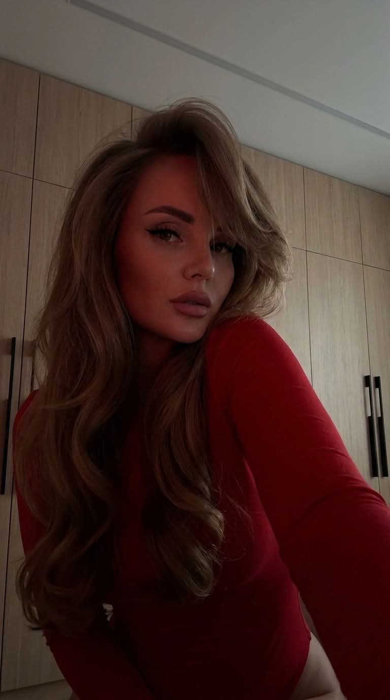 Dark Red-Lit Glamour Selfie output 2