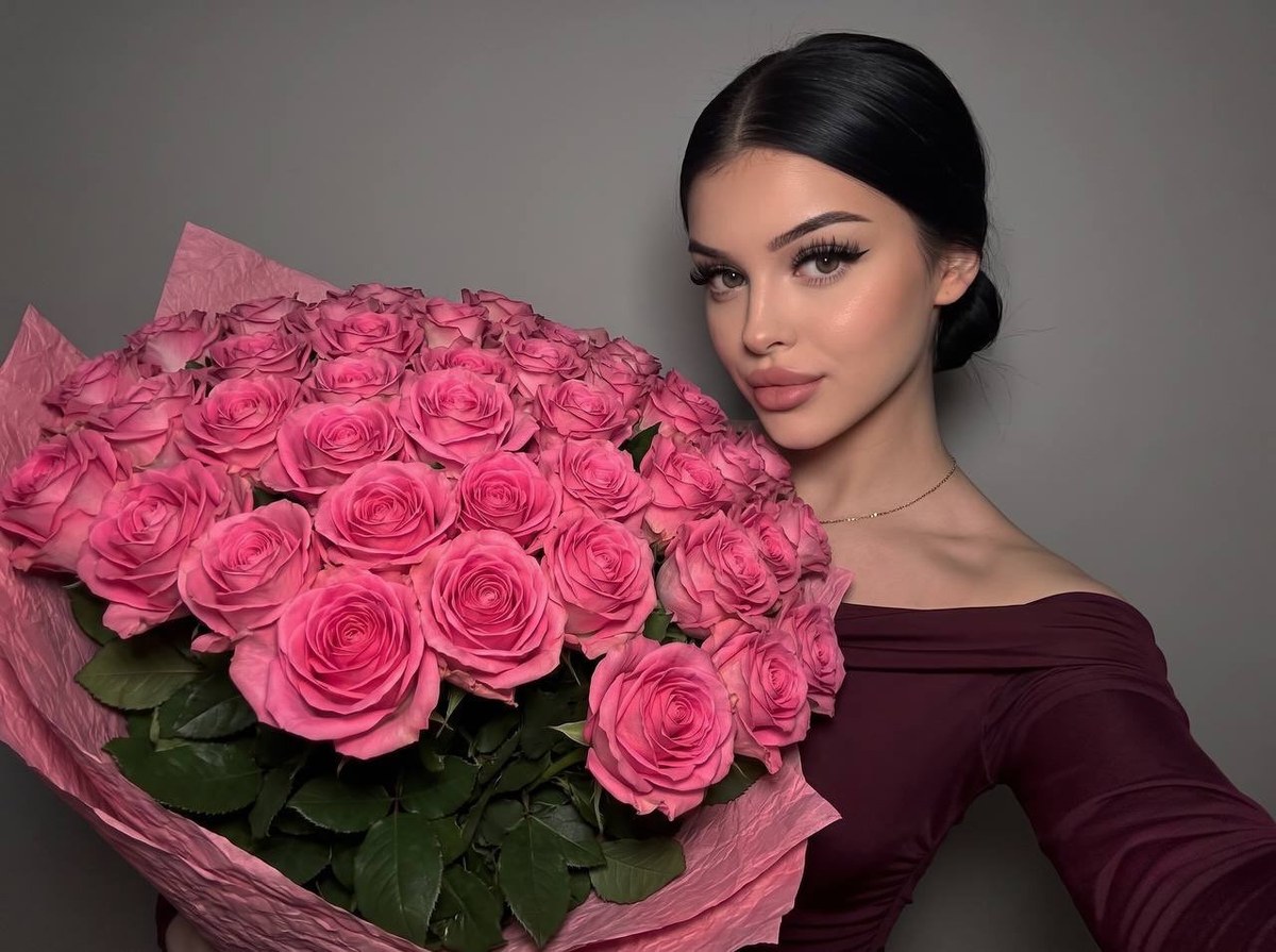 Close Selfie with 101 Pink Roses output 2