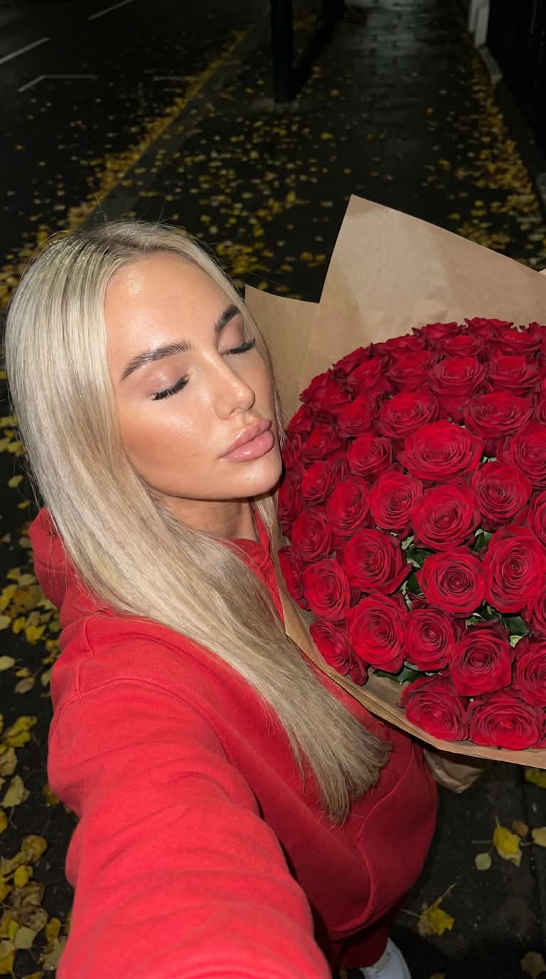 Nighttime Selfie with 3,001 Red Roses output 1