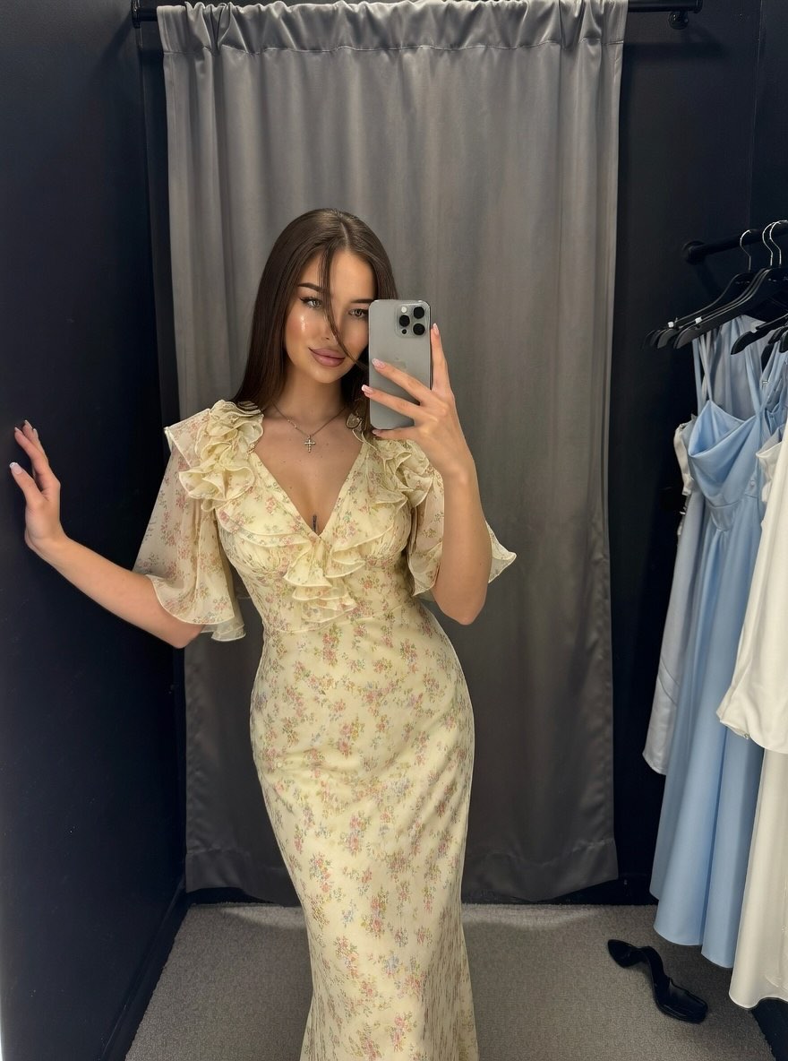 Boutique Fitting-Room Mirror Selfie