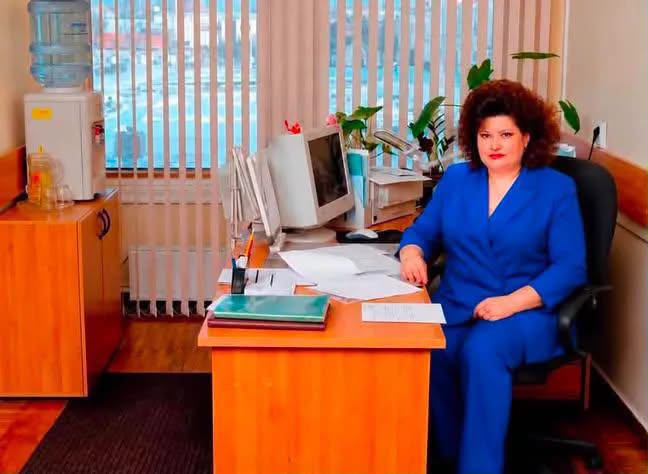 Blend a Portrait into an Early-2000s Office Photo