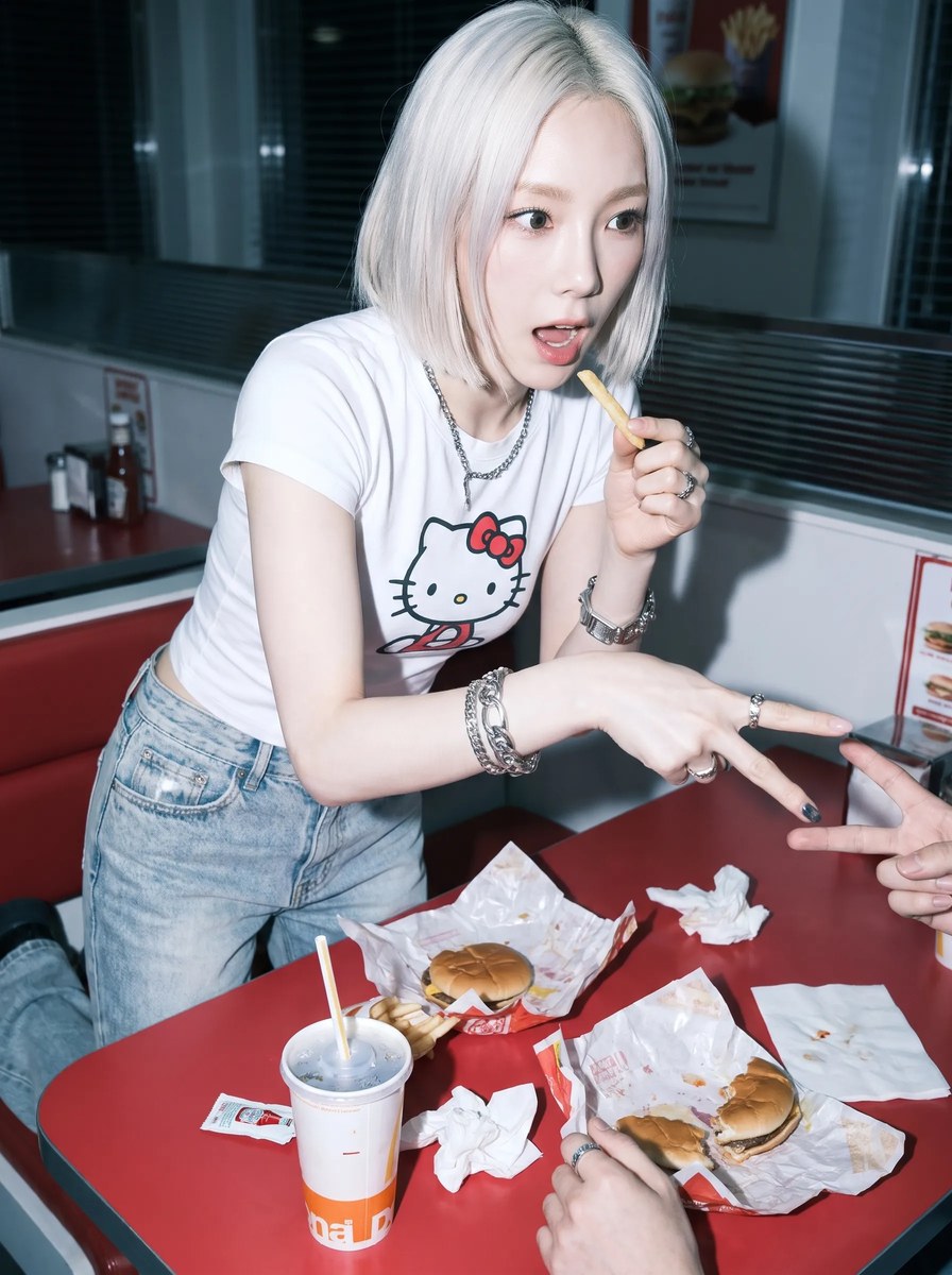 Fast-Food Booth Digicam Fashion Portrait output 3