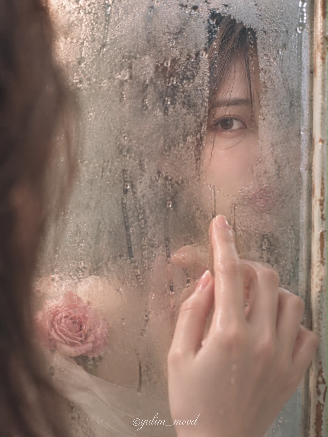 The Distortion — One Eye Behind a Condensed Mirror