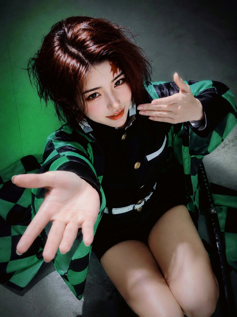 Solitary Emerald Sentinel Cosplay Portrait output 3