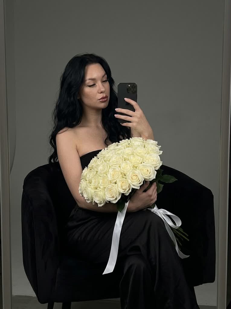 Low-Exposure Mirror Selfie with White Roses