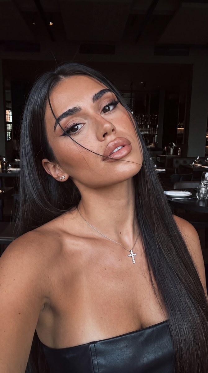 Glamorous Dark-Restaurant Beauty Selfie