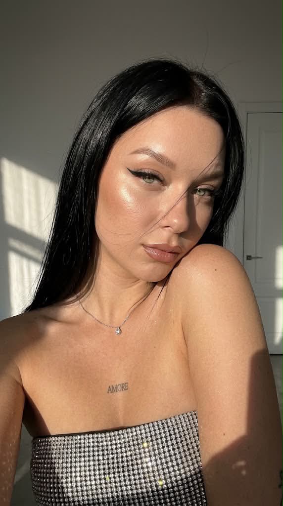 Sunlit Diamond-Glam iPhone Selfie output 1