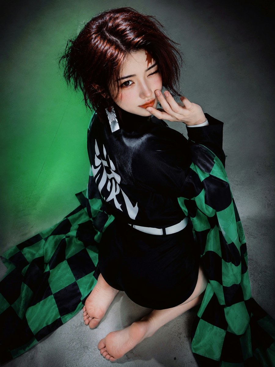 Solitary Emerald Sentinel Cosplay Portrait output 5