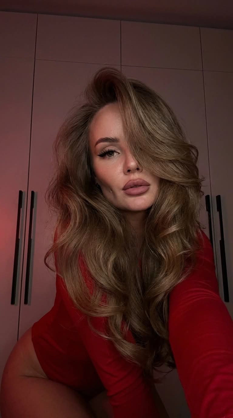Dark Red-Lit Glamour Selfie output 3