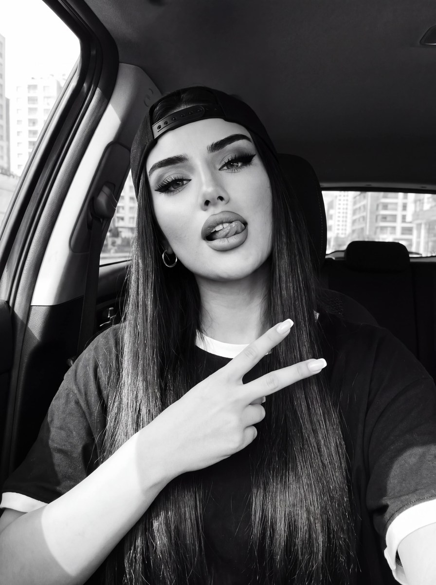 2014 Tumblr Baddie Black-and-White Car Selfie output 1