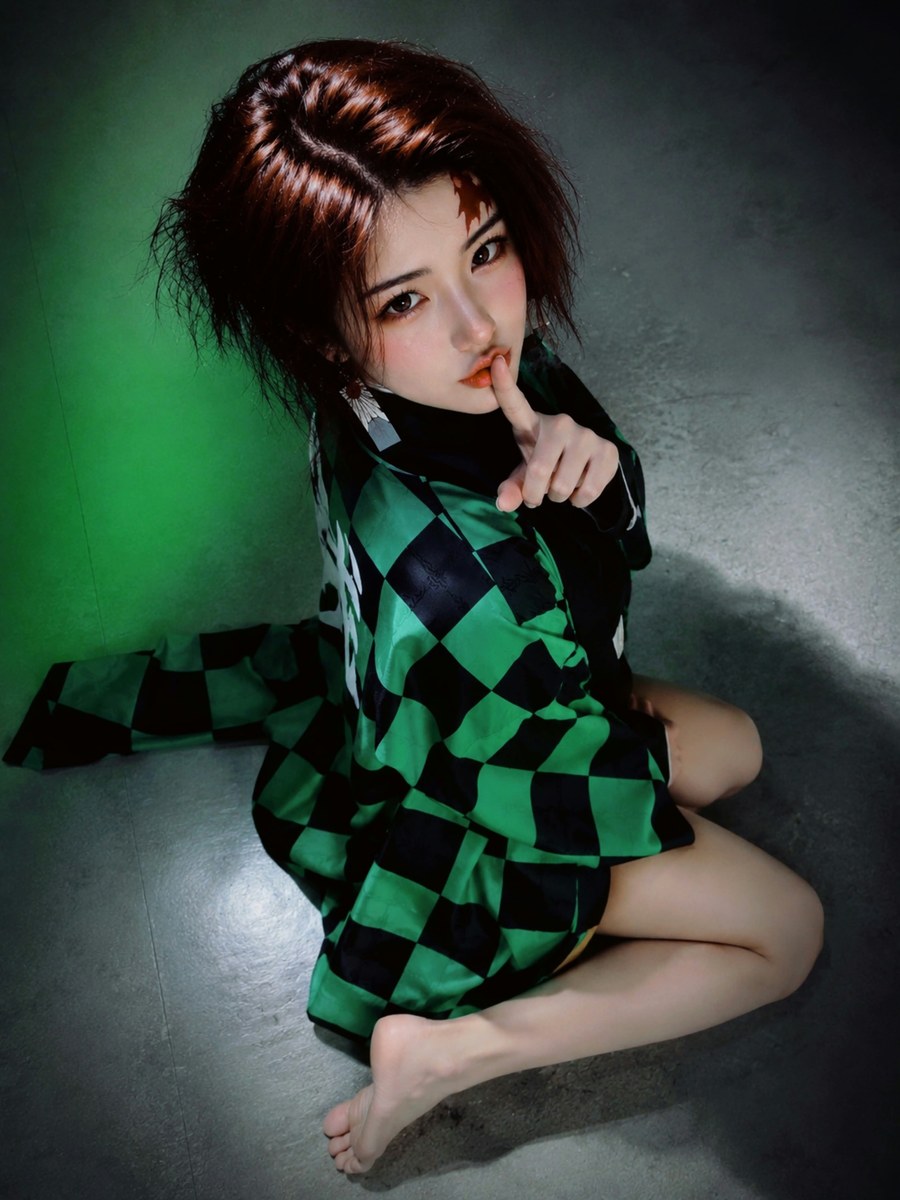Solitary Emerald Sentinel Cosplay Portrait output 7