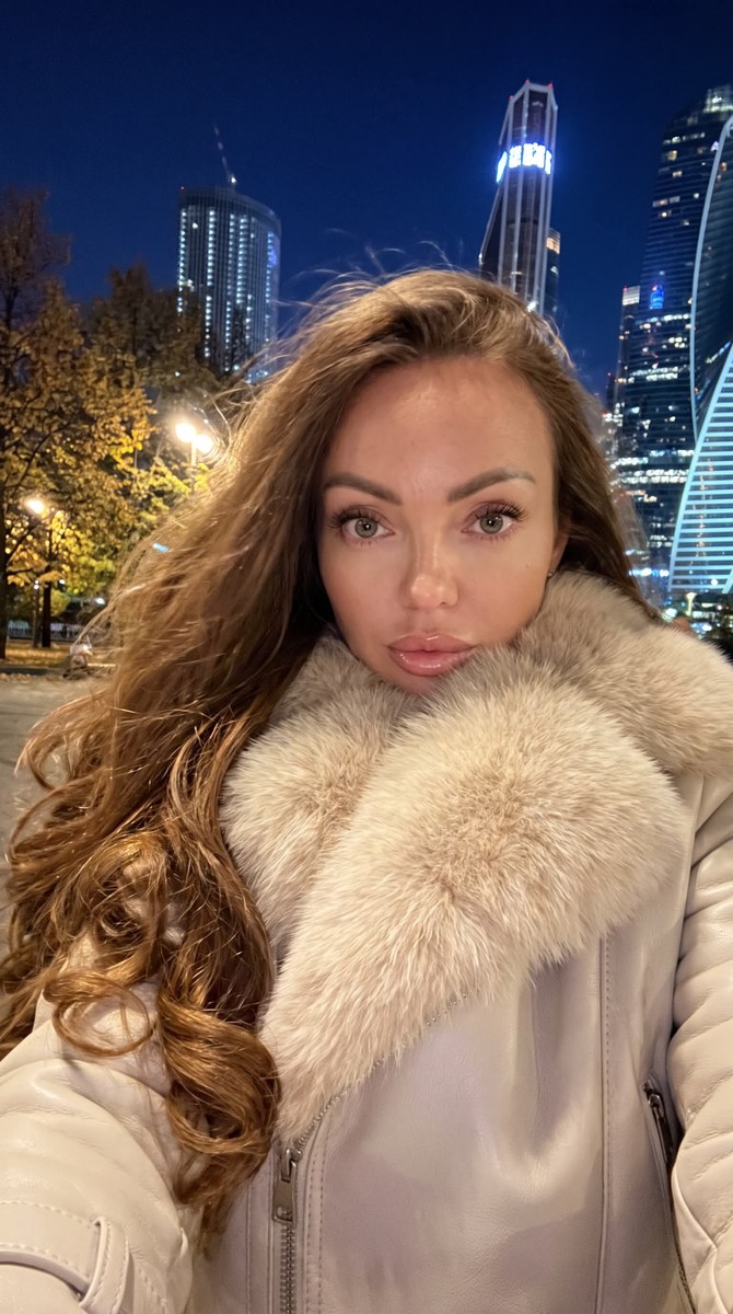 Nighttime Moscow-City Fur-Collar Selfie