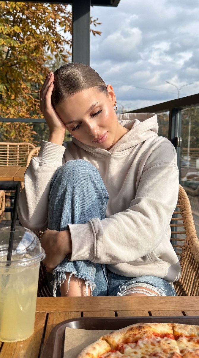 Casual Café-Terrace Portrait output 1