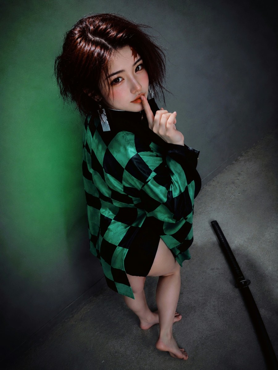 Solitary Emerald Sentinel Cosplay Portrait output 9