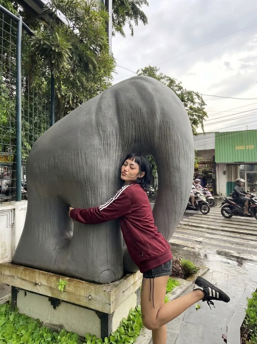 Group Photo with One Billion and an Elephant output 4