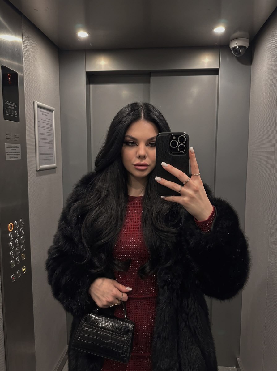 Glamorous Elevator Mirror Selfie output 1