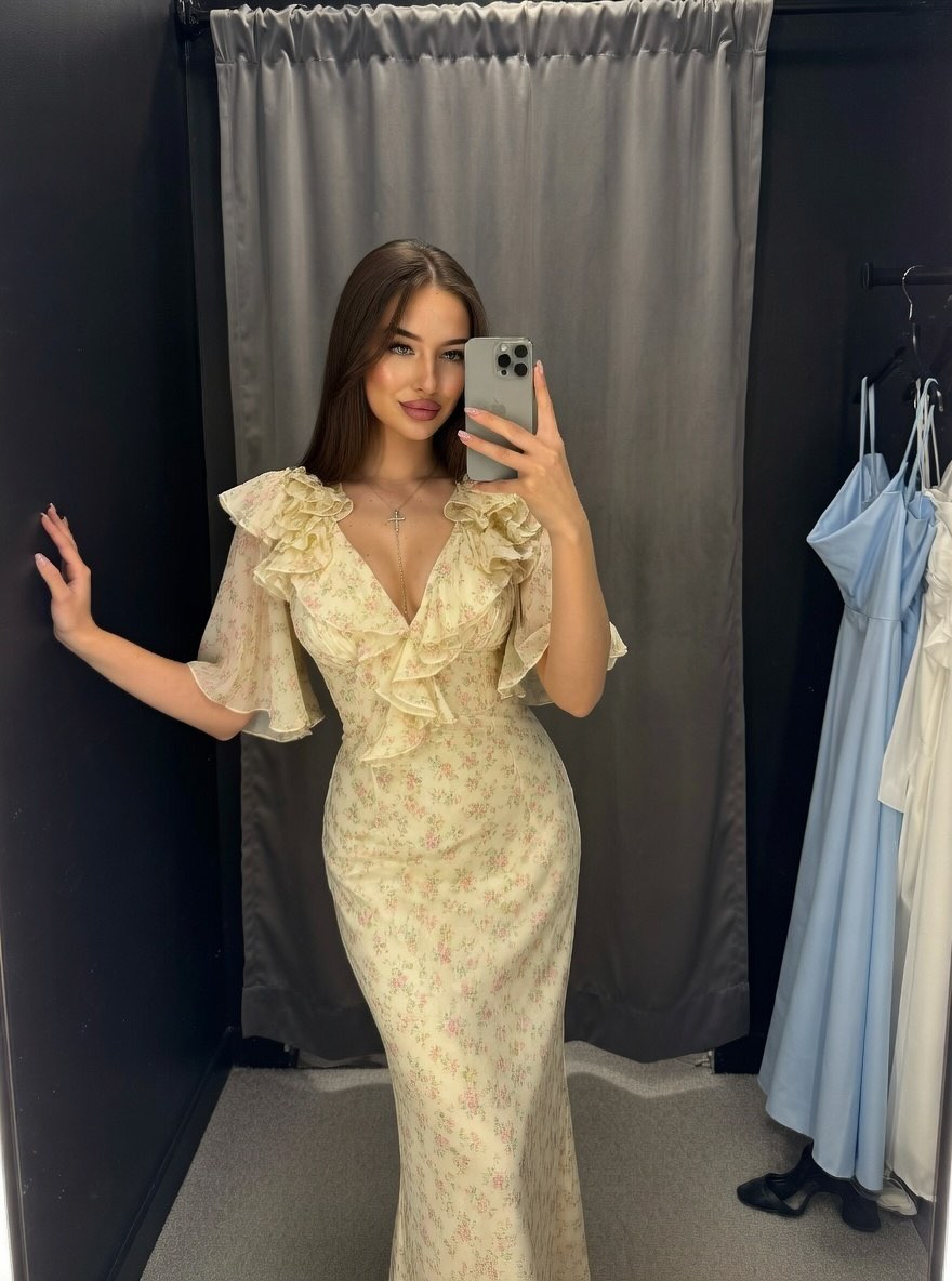 Boutique Fitting-Room Mirror Selfie output 2