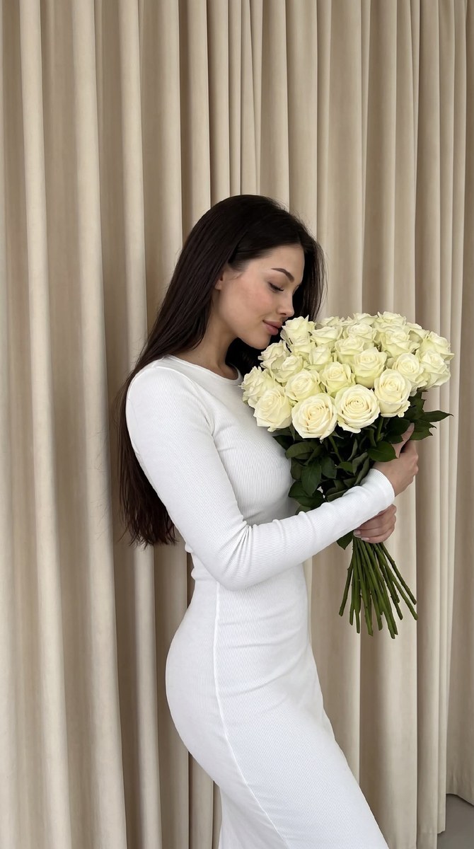Woman with a Bouquet of White Roses output 2