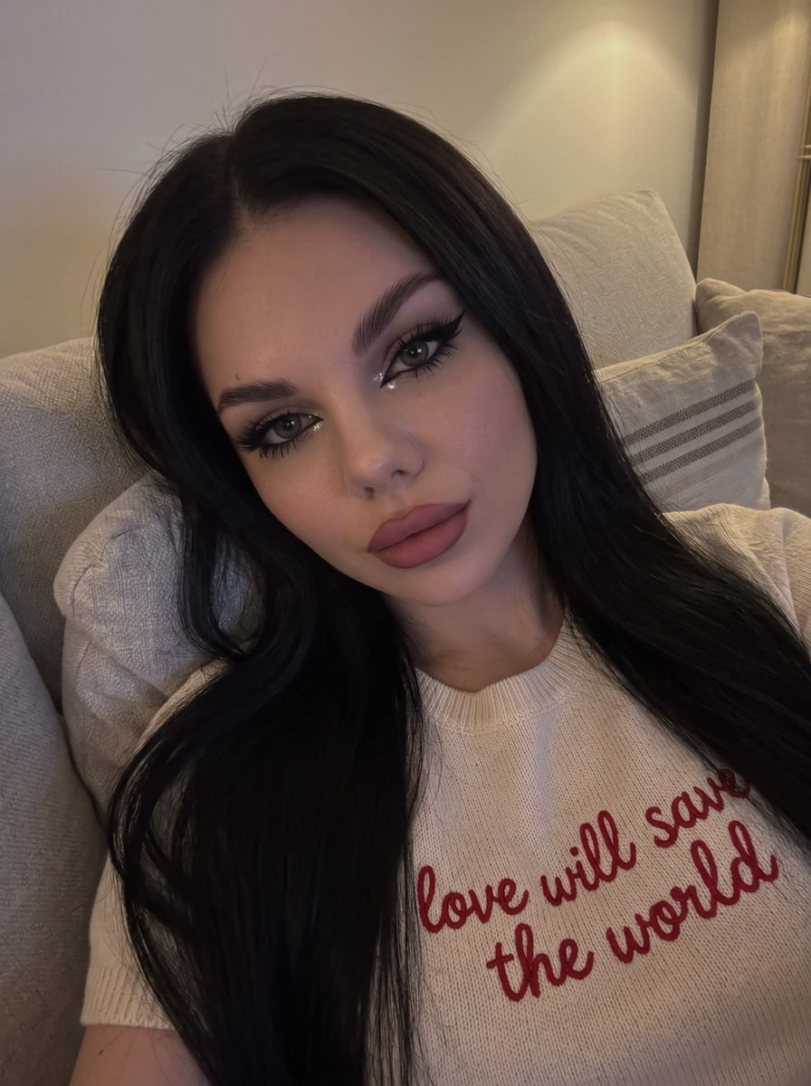 Photorealistic Overhead Selfie with Manga-Inspired Lashes