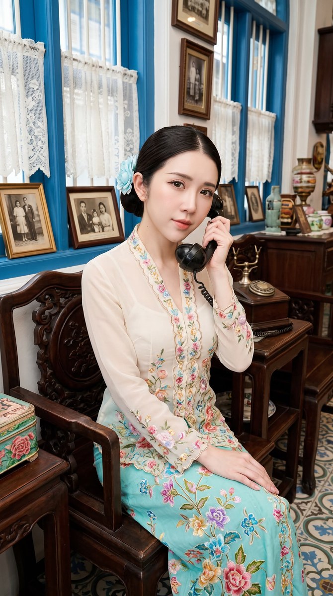 Vintage Kebaya Portrait in a Phuket Heritage Interior output 1