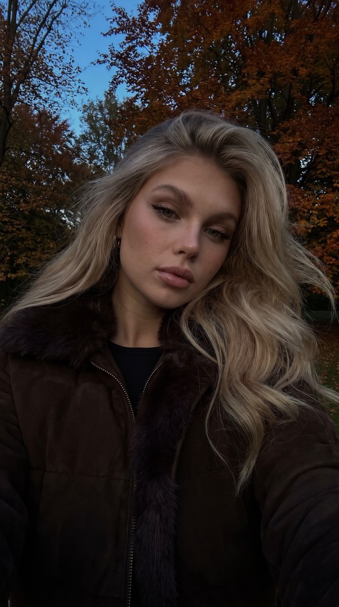 Low-Light Autumn Park Selfie output 1