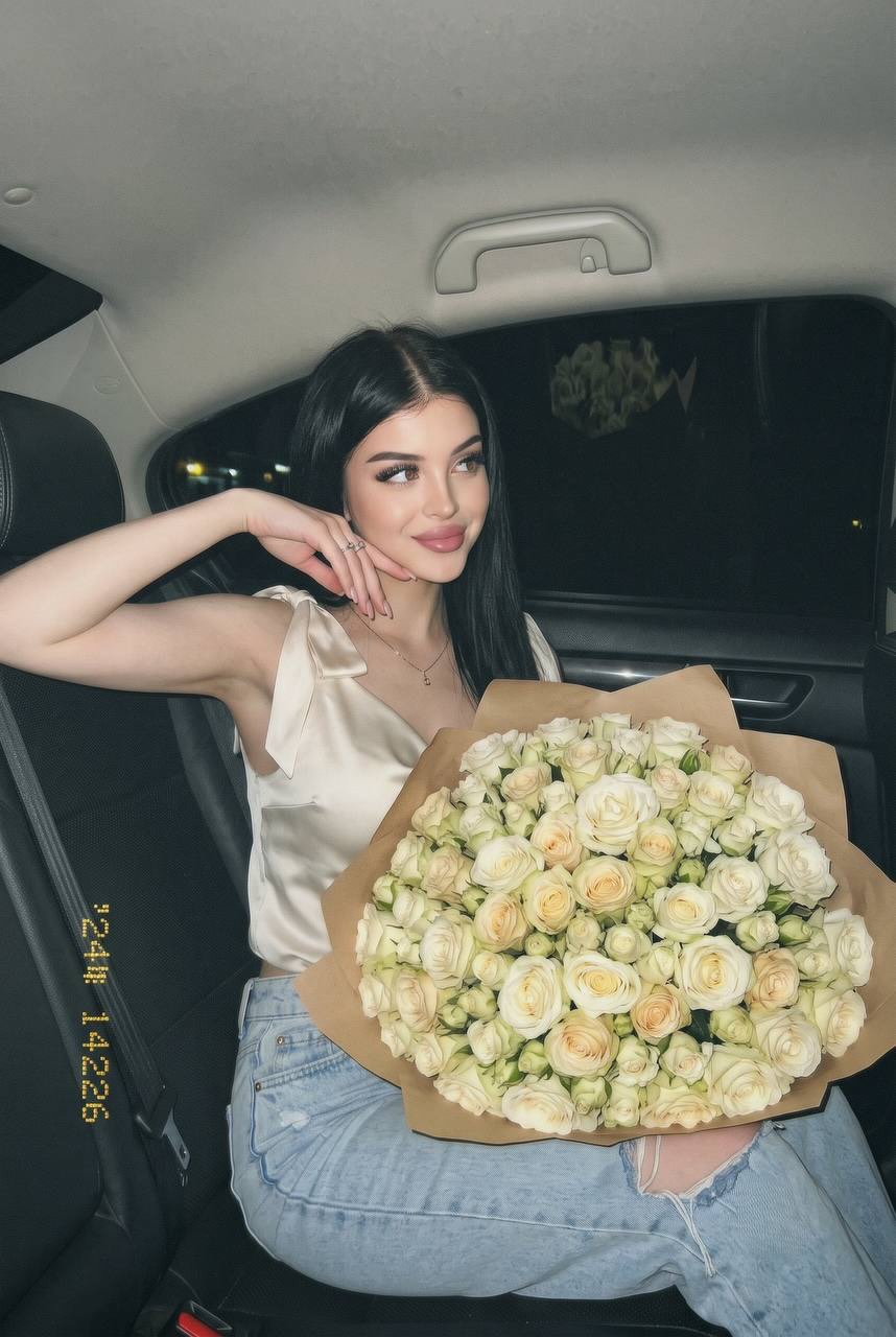 Nostalgic Nighttime Car Portrait with 1001 Roses