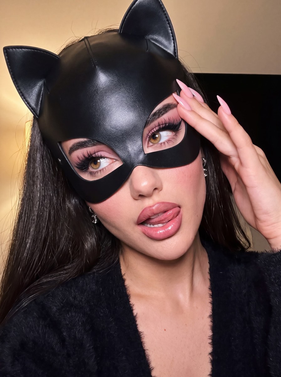 Catwoman Doll Y2K Flash Beauty Selfie